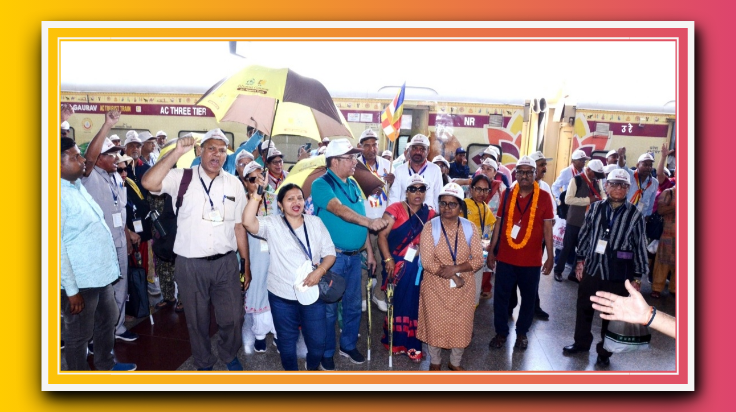 अम्बेडकर यात्रा विशेष गाड़ी के यात्रियों का माला पहनाकर हुआ स्वागत