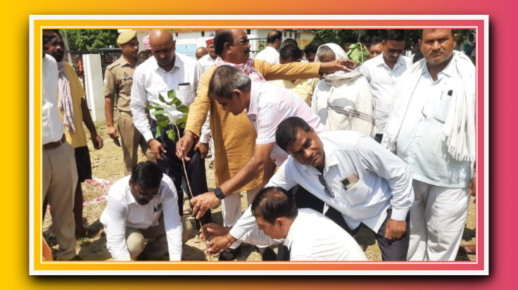 आजमगढ़:: वृक्षारोपण जन आंदोलन 2024 हेतु जनपद के नामित मंत्री एवं अधिकारी मा.ए.के.शर्मा एवं मंडलायुक्त आजमगढ़ ने किया वृक्षारोपण