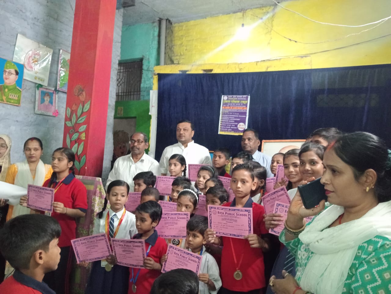 एकता पब्लिक स्कूल के टापर छात्रों को अतिथियों के हाथों मिली मेंडल, खुशी से झूमे छात्र