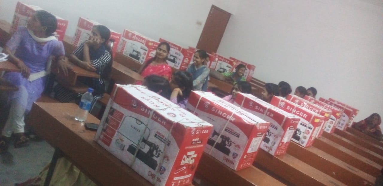 महाराणा प्रताप महाविद्यालय में 25 सिलाई मशीन पाकर खुश हुए चेहरे