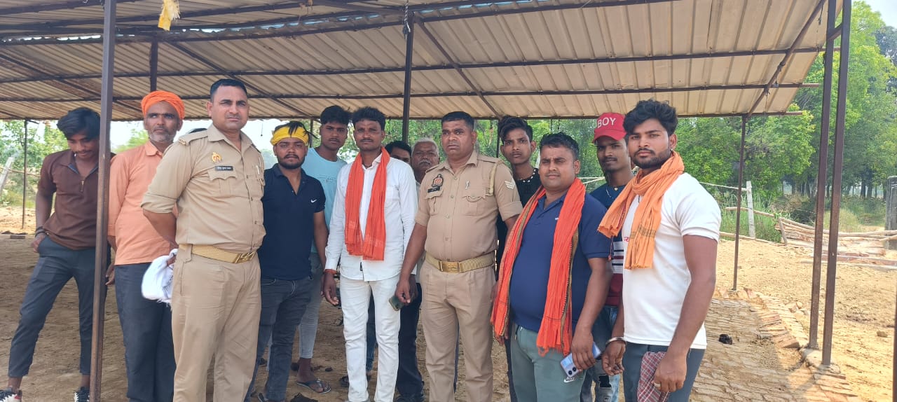 विहिप के कार्यकर्ताओं ने गायों को पकवान खिलाकर विभाग संयोजक शारदा कांत पांडे का मनाया जन्मदिन 
