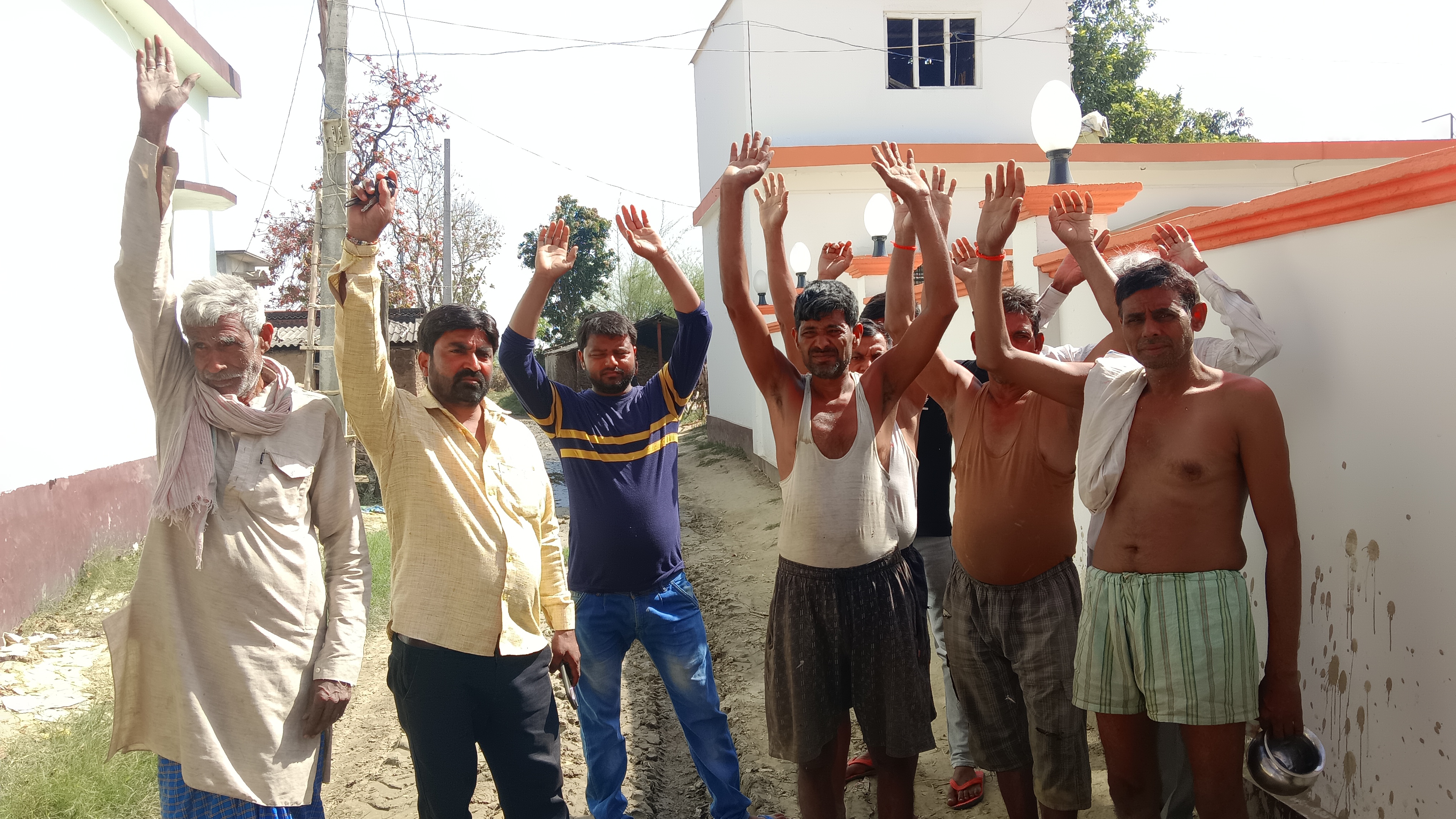 सड़क पर जलजमाव से आवागमन बाधित ग्रामीणों ने किया प्रदर्शन 