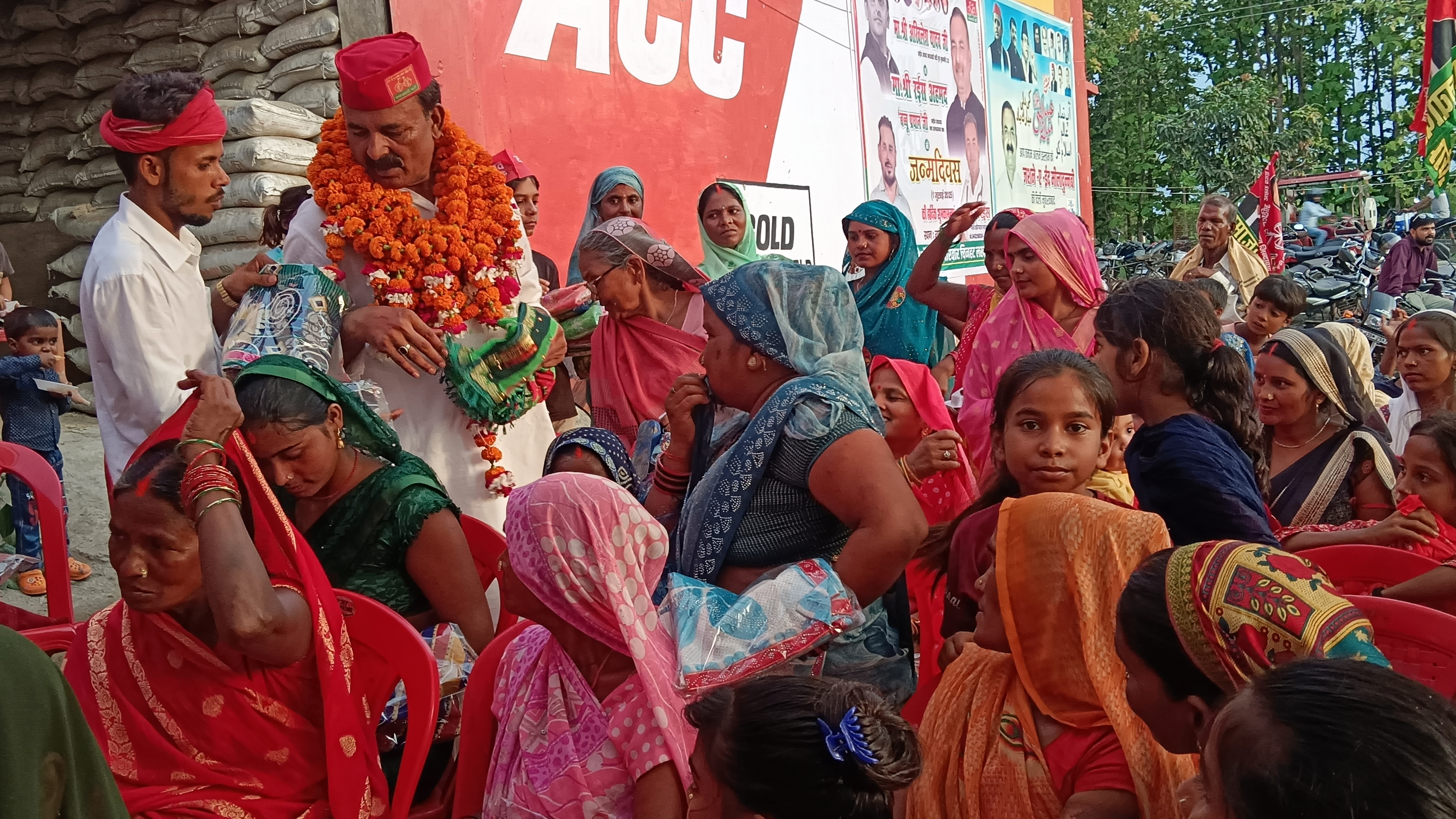 सपा प्रमुख अखिलेश यादव का जन्मदिन 30 किलो का केक काटकर व महिलाओं को साड़ियां और वरिष्ठ नागरिकों को साल भेंट कर मनाया।
