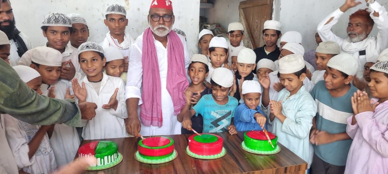 सपा नेता हाफिज मलिक ने मदरसा , स्कूल वा हॉस्पिटल में फल वितरण कर वा केक काटकर राष्ट्रीय अध्यक्ष समाजवादी पार्टी के अखिलेश यादव का मनाया जन्मदिन ।