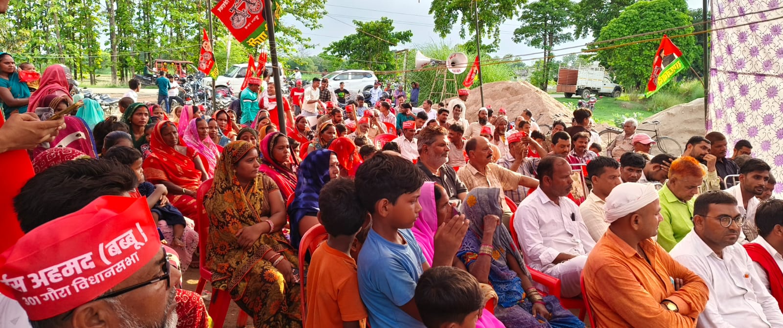 सपा प्रमुख अखिलेश यादव का जन्मदिन 30 किलो का केक काटकर व महिलाओं को साड़ियां और वरिष्ठ नागरिकों को साल भेंट कर मनाया।