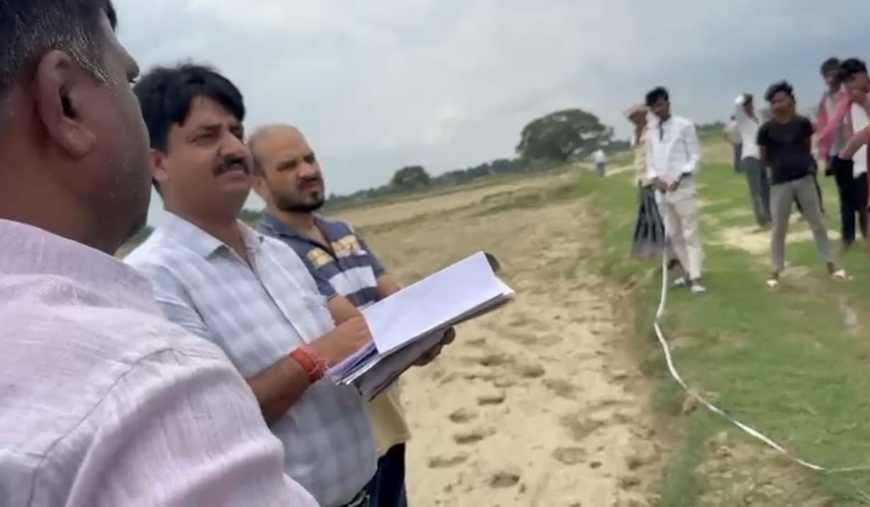 बिना काम कराए मनरेगा का पैसा निकालने के मामले में जांच टीम मौके पर पहुंच की जांच