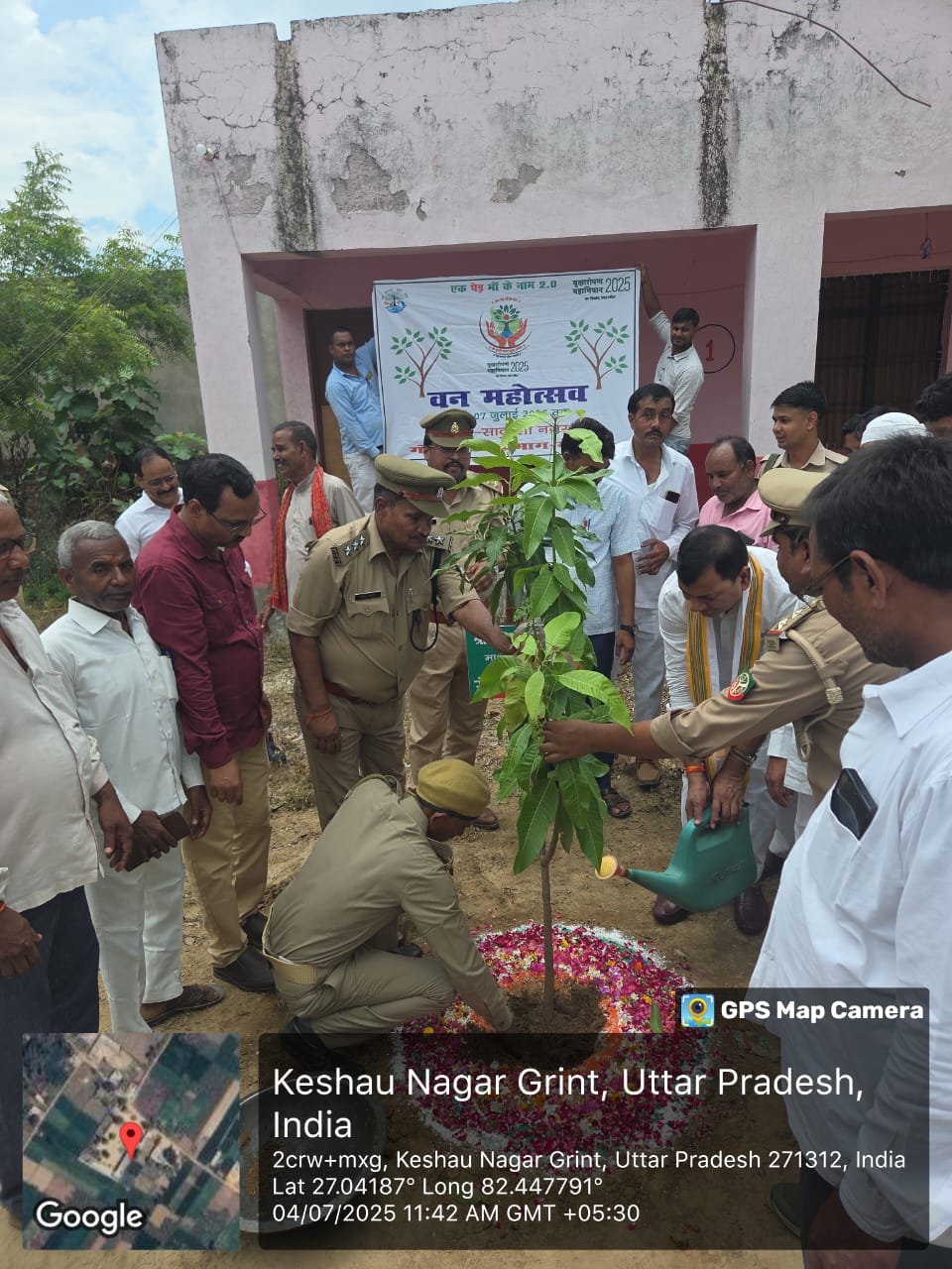 वन महोत्सव में विधायक ने किया पौधरोपण राम करन इंटर कॉलेज में लोगों को मिले मुफ्त पौधे 