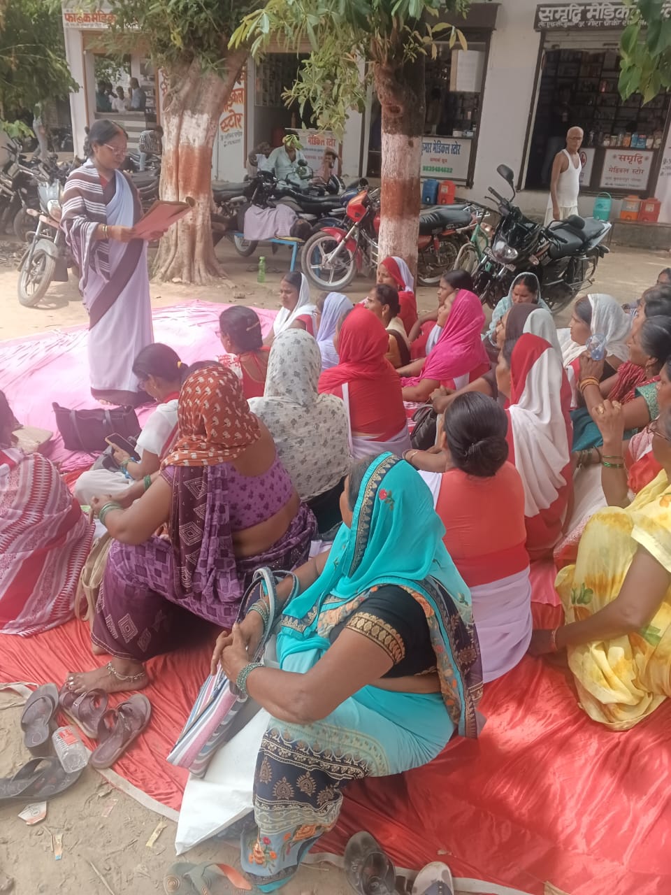 आशा कर्मचारी का विरोध प्रदर्शन बकाया भुगतान और स्वास्थ्य सुविधाओं की मांग को लेकर सीएचसी अधीक्षक को सौंपा ज्ञापन