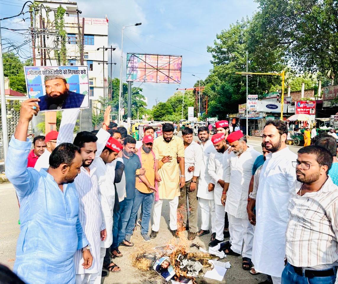 गोरखपुर में मौलाना साजिद रशीदी का पुतला दहन, सपा नेता एहतेशाम ख़ान के नेतृत्व में प्रदर्शन