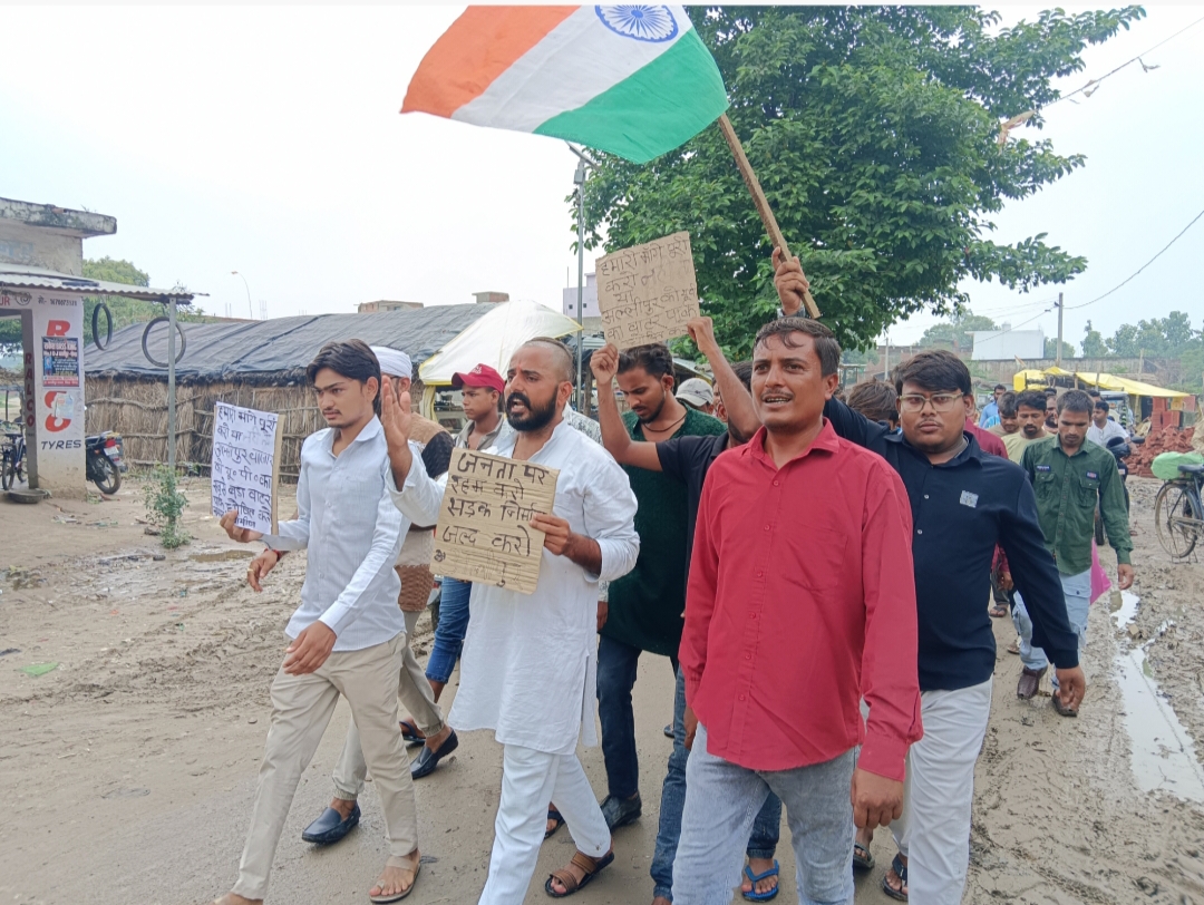उत्तर प्रदेश युवा कांग्रेस के प्रदेश सचिव व पीसीसी सदस्य अभिषेक तिवारी नीरज ने जर्जर सड़क की मरम्मत के लिए जिलाधिकारी को सौंपा ज्ञापन।