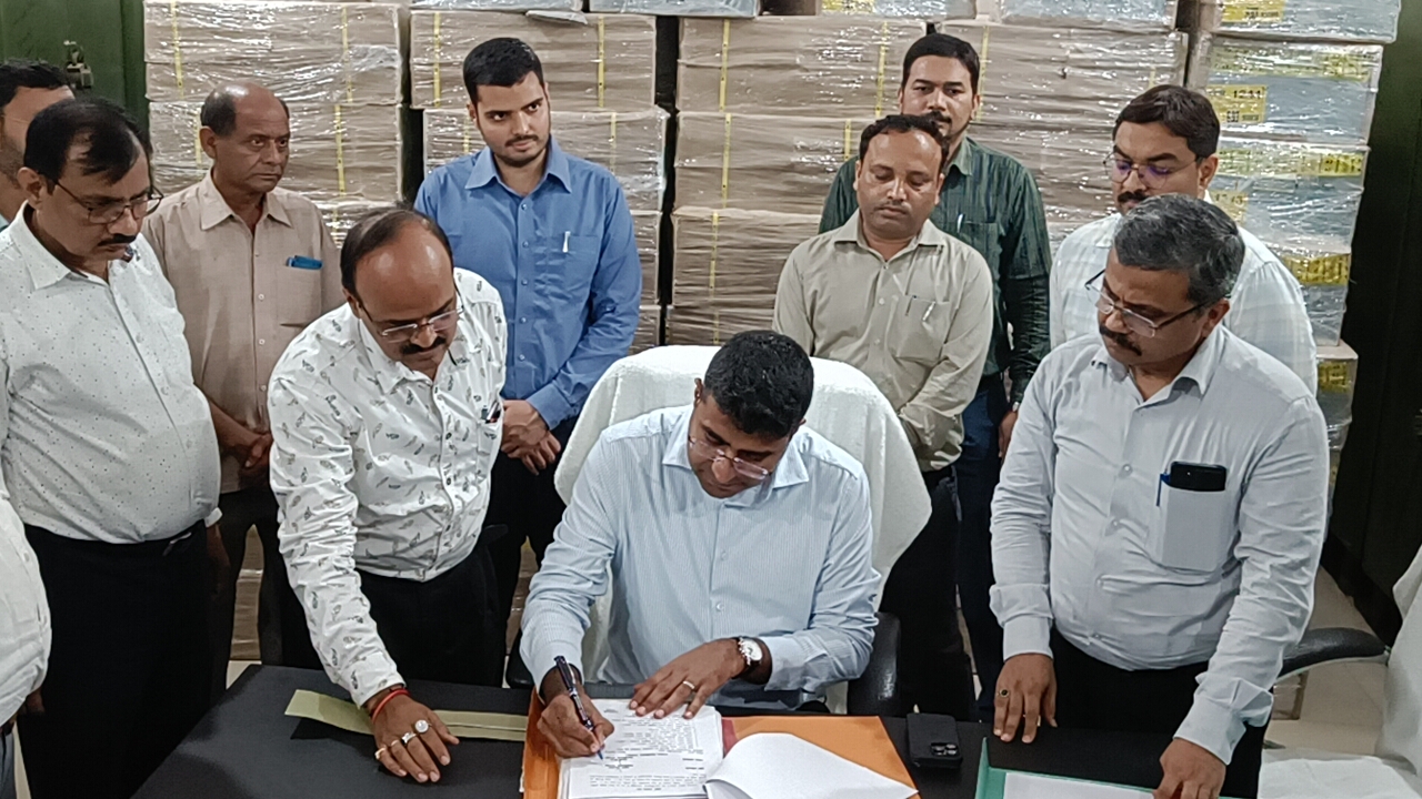 गोरखपुर -: नवागत जिलाधिकारी दीपक  मीणा ने पदभार किए ग्रहण