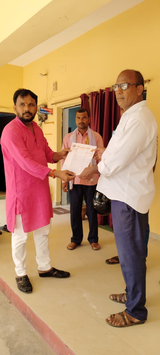 अंबरपुर में अवैध मजार का मामला हिंदू युवा वाहिनी ने एसडीएम को सौंपा ज्ञापन धर्म परिवर्तन का आरोप।