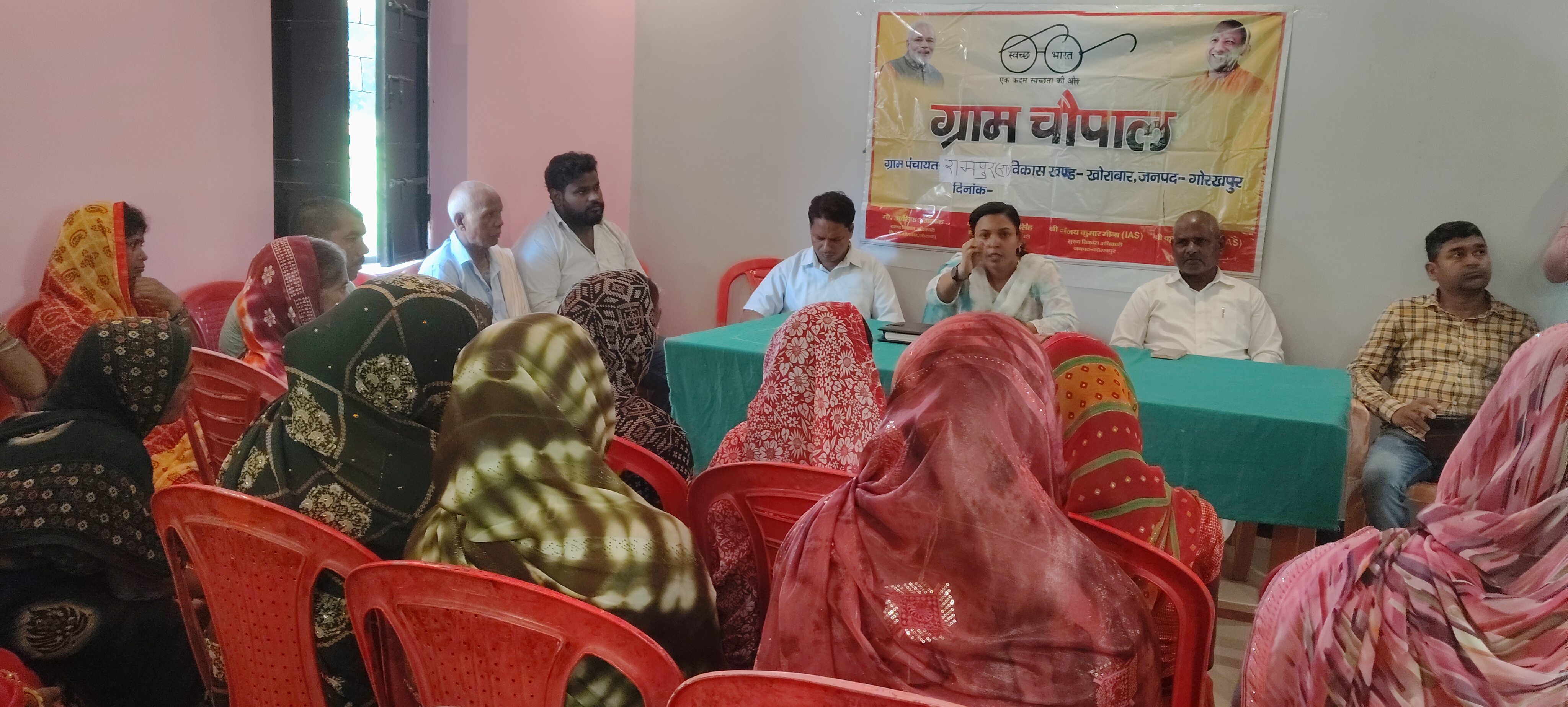 गोरखपुर। विकास खंड खोराबार के रामपुर (रा) में ग्राम चौपाल, फैमिली कार्ड पर चर्चा