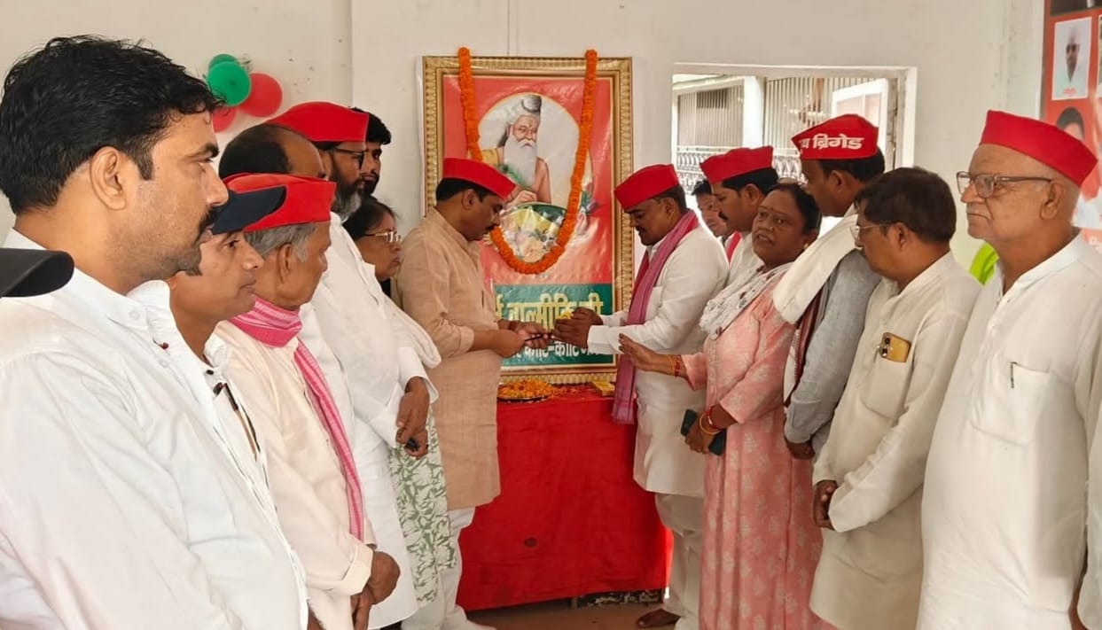 समाजवादी पार्टी कार्यालय पर महर्षि वाल्मीकि जयंती मनाई गई