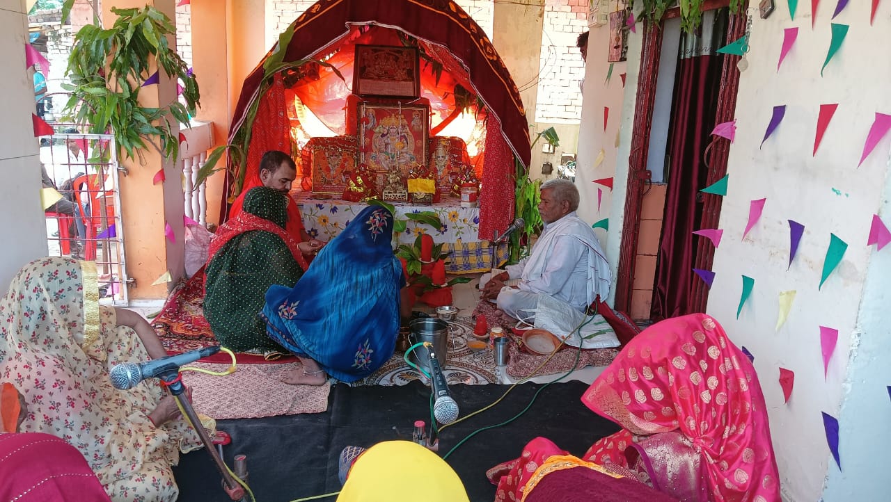 कैथवलिया चौराहे पर मां दुर्गा मंदिर मे हरिकिर्तन शुरू हुआ।