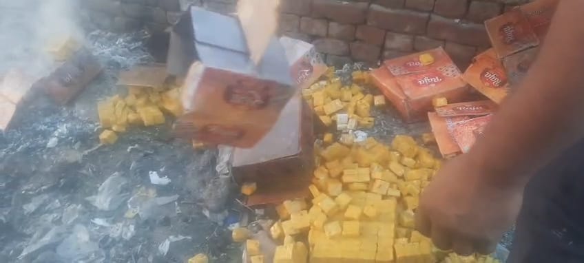फूड विभाग की छापेमारी में 260 किग्रा एक्सपायर सोनपापड़ी बरामद।