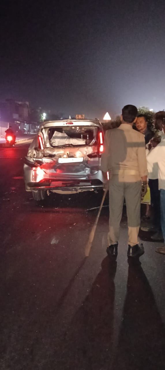  पीछे से ट्रक ने मारी ठोकर, कार आगे चल रहे कंटेनर में जा घुसी — चार युवक घायल