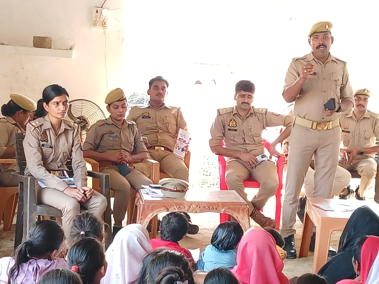 मिशन शक्ति एंटी रोमियो टीम थाना खोडारे व सर्कल स्तर एंटी रोमियो टीम मनकापुर की संयुक्त टीम ने लगाई चौपाल,