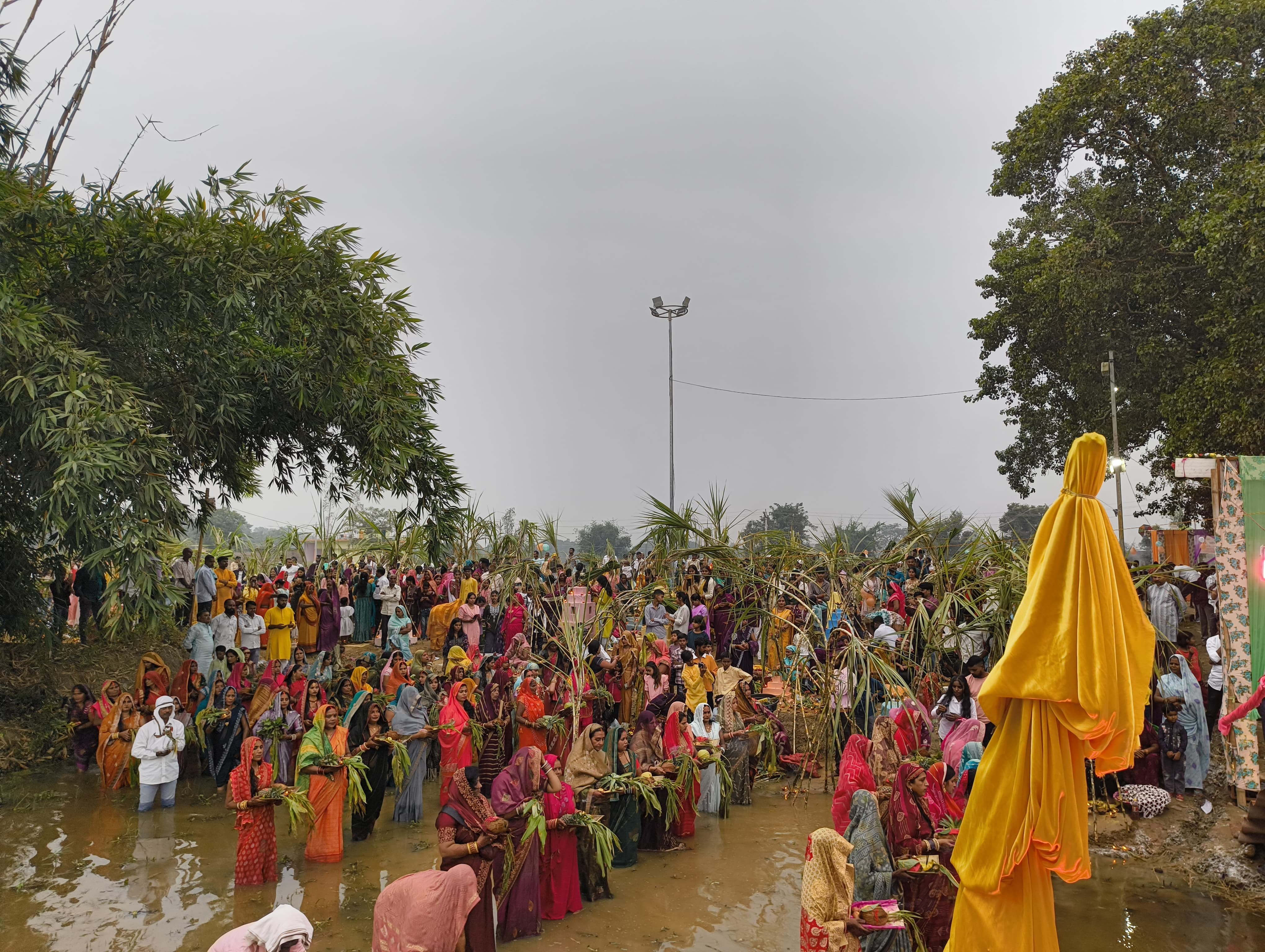 डूबते सूर्य को अर्घ्य देकर महिलाओं ने की सुख समृद्धि की कामना