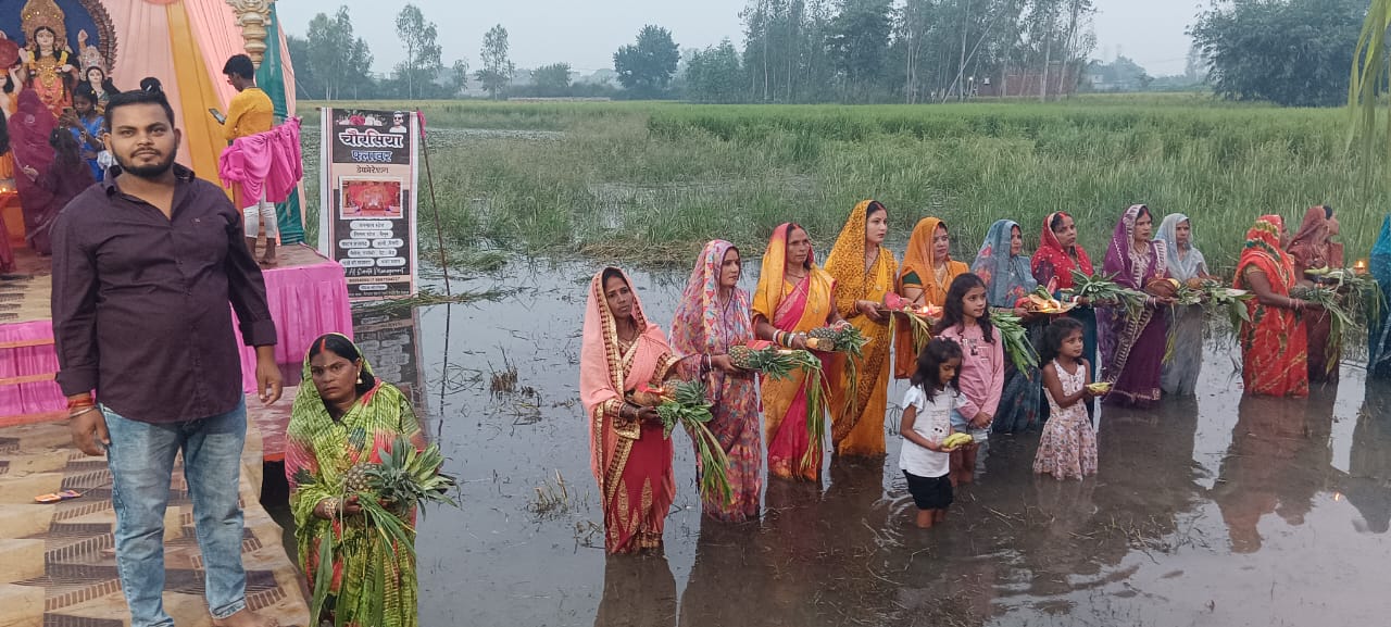 अस्ताचलगामी सूर्य को अर्घ्य देकर छठ व्रती महिलाओं ने की पूजा-अर्चना