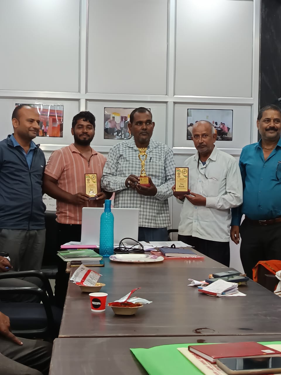 गोरखपुर में उत्कृष्ट कार्य के लिए केंद्र प्रभारियों को मिला सम्मान, रानीडीहा के राम नगीना चौधरी रहे अव्वल