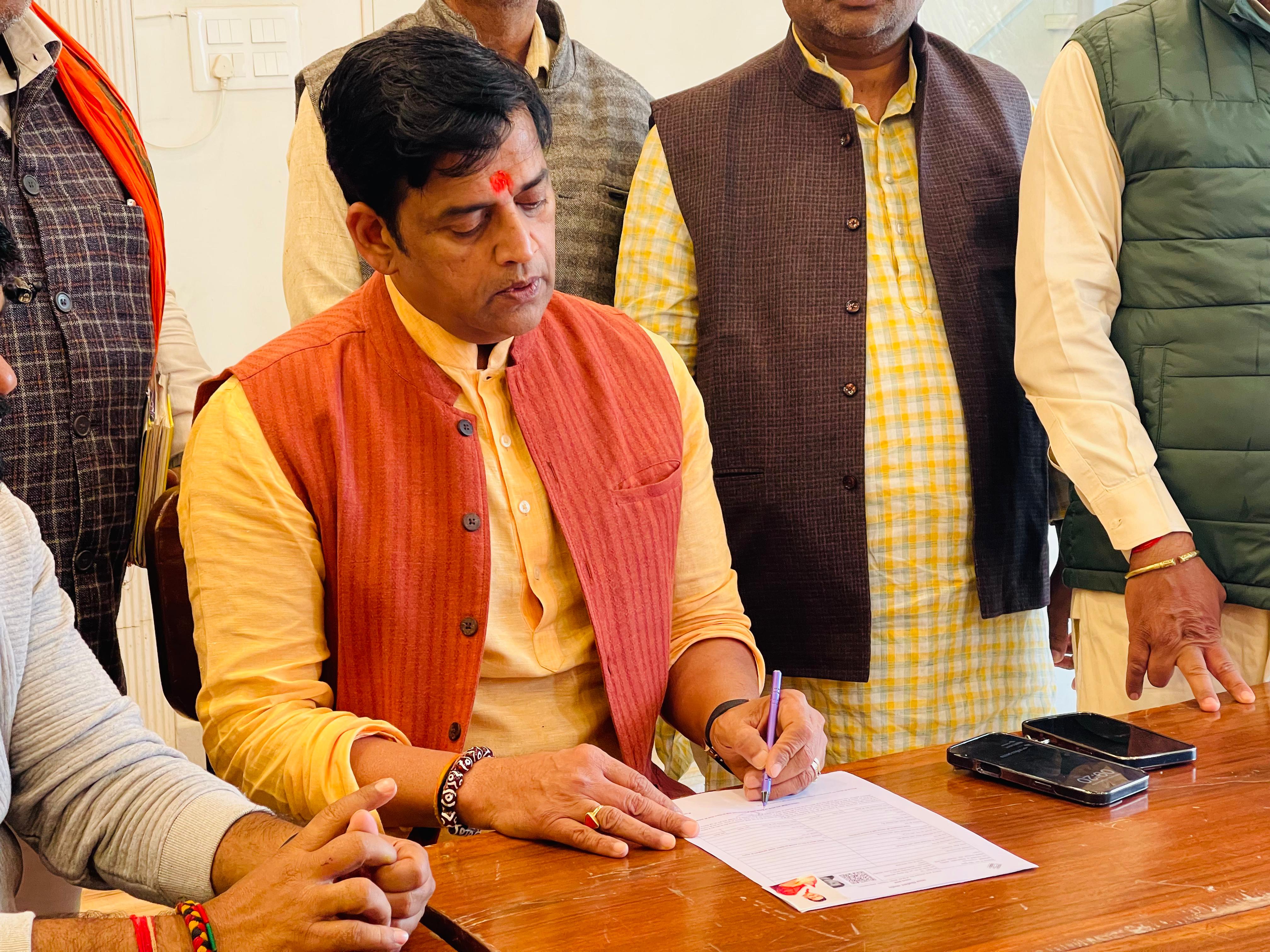 गोरखपुर में SIR अभियान को मिली बड़ी मजबूती: सांसद रवि किशन ने खुद भरा फॉर्म, जनता से कहा—“मतदान सूची में आपका नाम ही लोकतंत्र की असली ताकत”