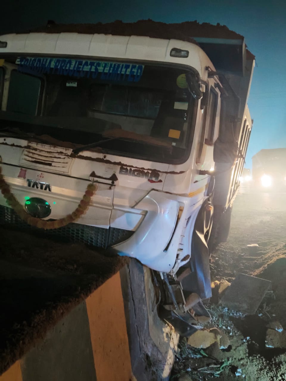 NH-28 पर पुलिया से टकराया डंपर, चालक व खलासी बाल-बाल बचे