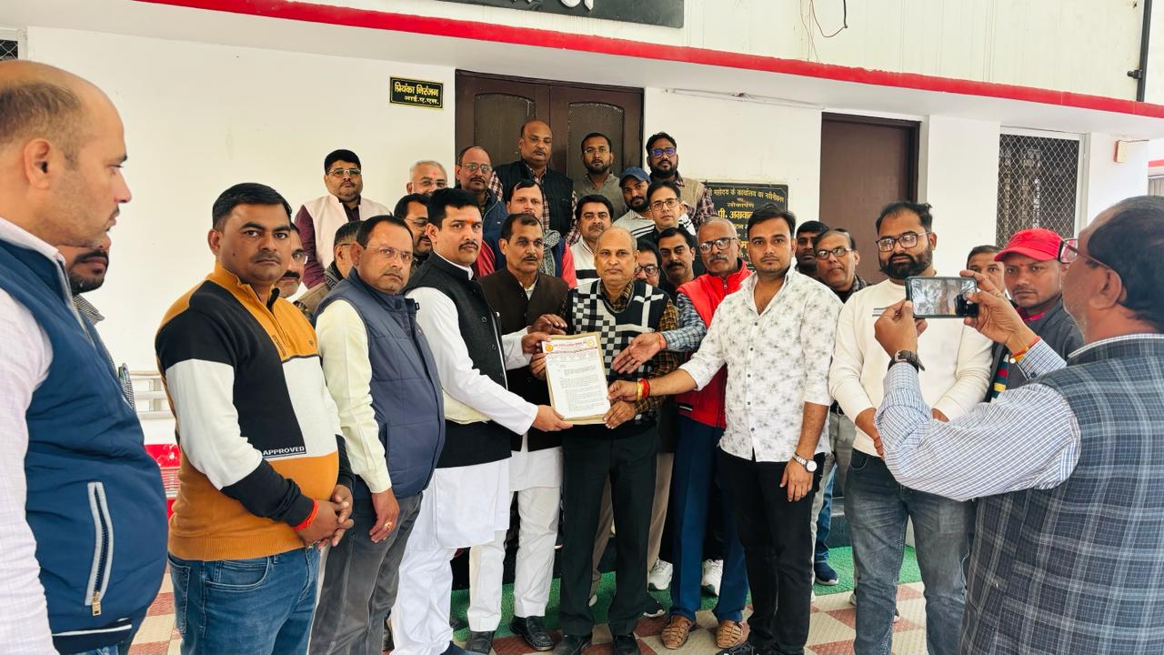 उत्तर प्रदेशीय प्राथमिक शिक्षक संघ के प्रदेश अध्यक्ष ने जिला अधिकारी को सौंपा ज्ञापन 