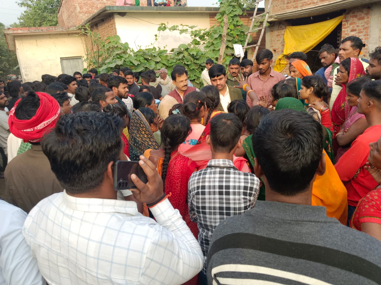 एचटी लाइन की चपेट में आने से मोलई निषाद की मौत, गिरफ्तारी की मांग पर हंगामा।