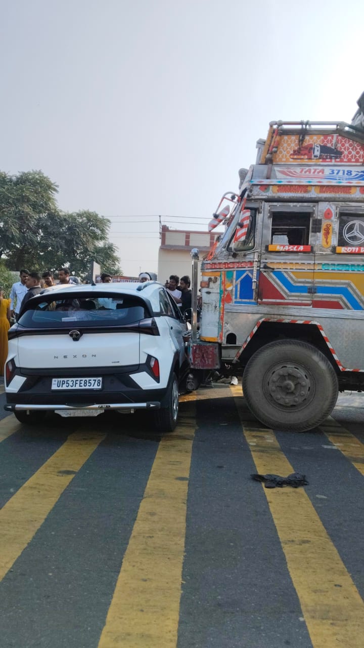 सोनबरसा बाजार कस्बे में NH 28 पर ट्रक ने कार में मारी टक्कर, बाल-बाल बचें कार सवार।