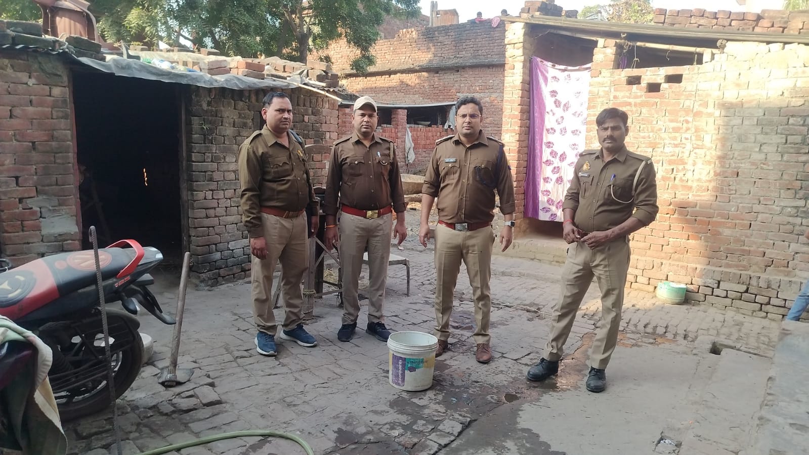 आबकारी की दबिश में 6 कुंतल लहन नष्ट,15 लीटर कच्ची बरामद।