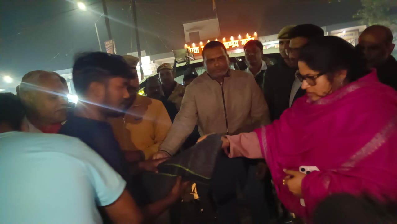 डीएम ने देर रात किया शहर का निरीक्षण, रैनबसेरों व अलाव की व्यवस्थाओं की ली समीक्षा