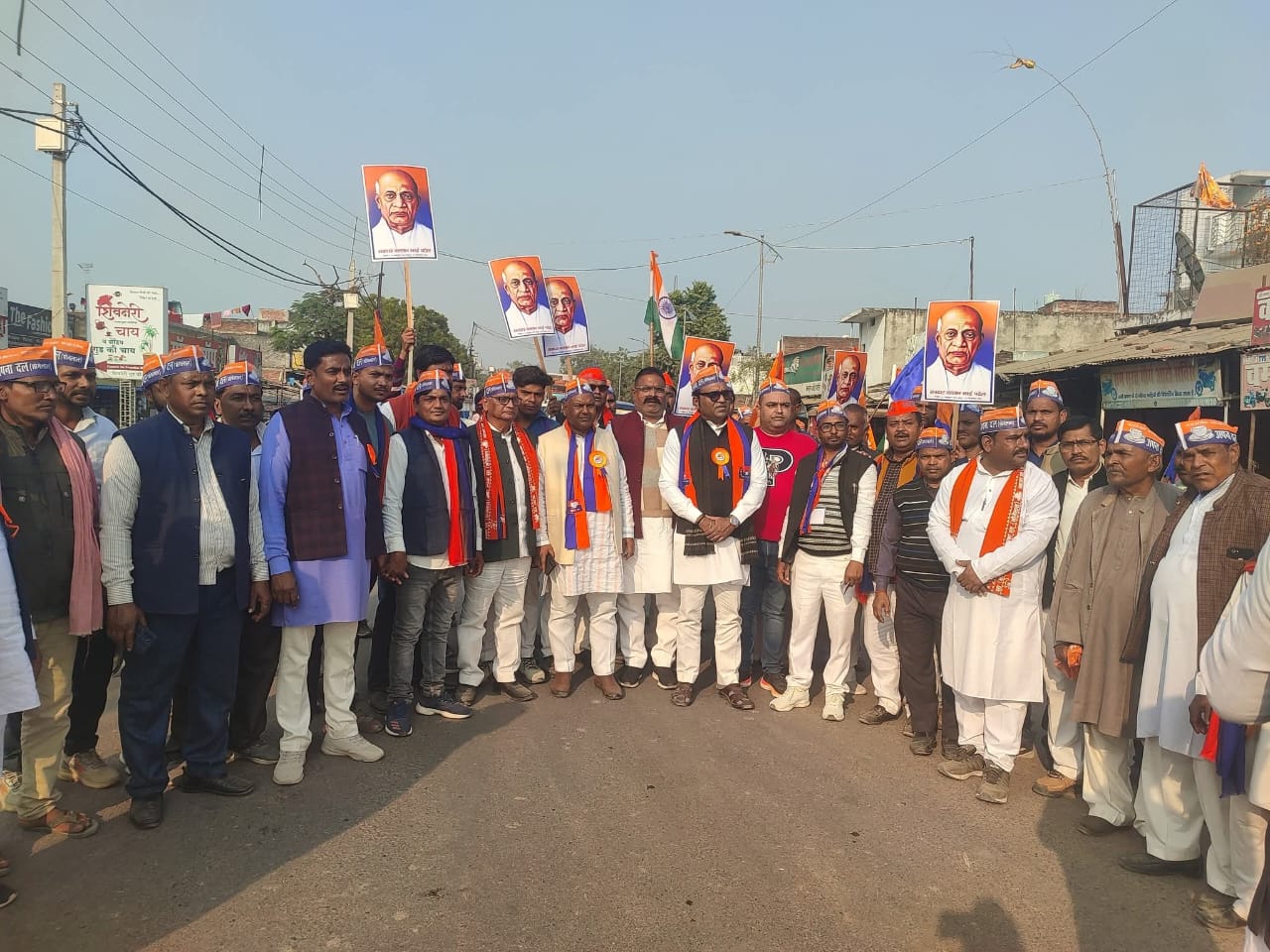 अपना दल एस के कार्यकर्ताओ ने सरदार बल्लभ भाई पटेल के परिनिर्वाण दिवस के पूर्व संध्या पर सामाजिक एकता पद यात्रा निकाला गया।