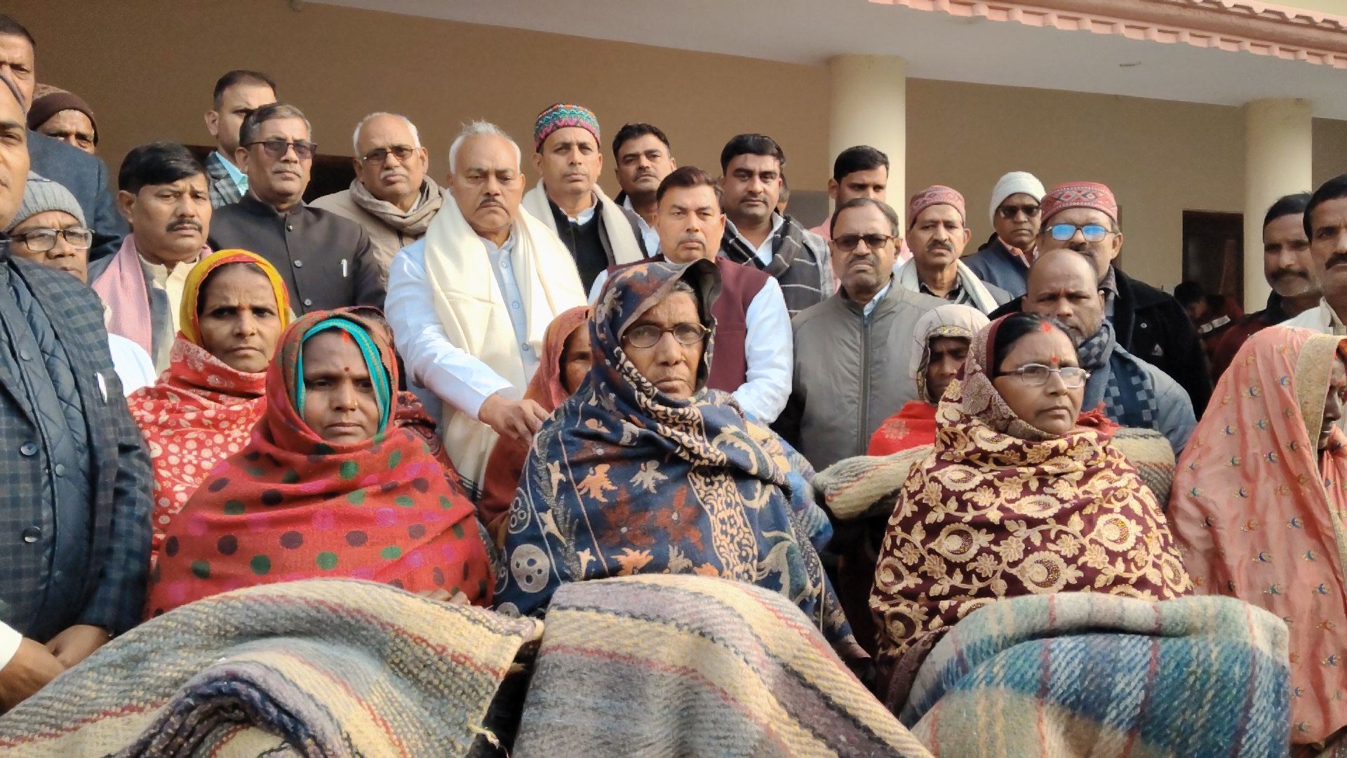 झंगहा में ग्राम प्रधान के आवास पर नेता प्रतिपक्ष की बैठक, जरूरतमंदों को कंबल वितरण