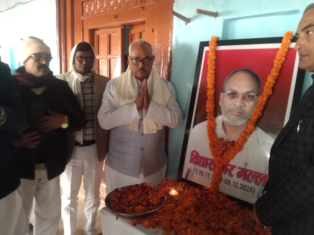 गोरखपुर -: अमहिया में शोक संतप्त परिवार से मिले नेता प्रतिपक्ष लाल बिहारी यादव