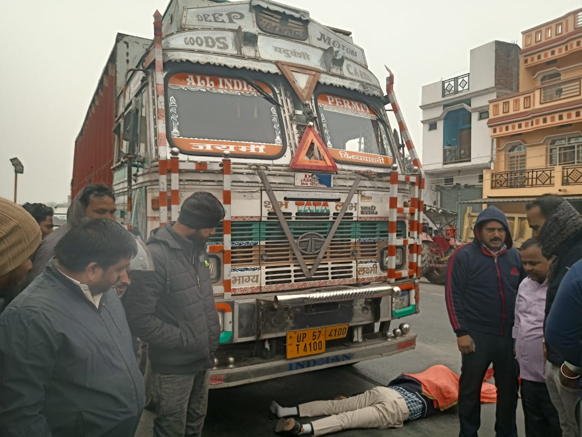 ट्रक की चपेट में आकर बाइक सवार युवक की मौत।