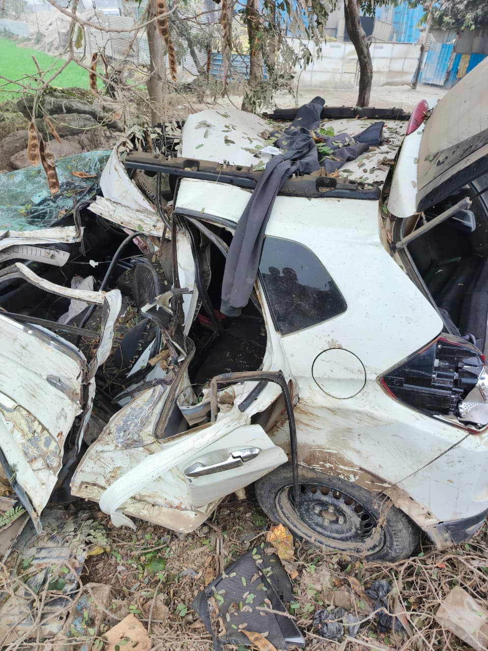 अनियन्त्रित कार पेड़ में भिड़ी एक की मौत,चार गंभीर रूप से घायल।