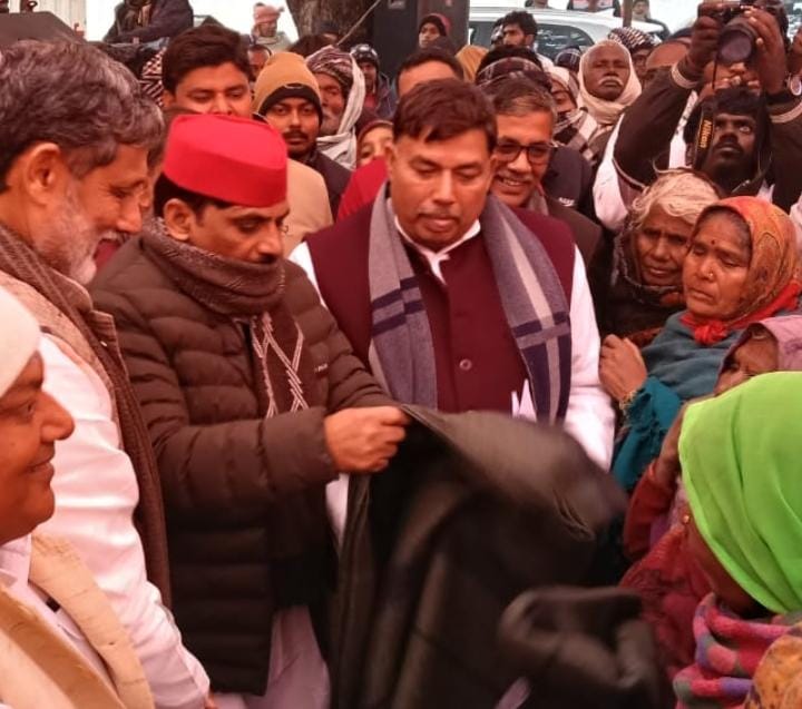 झंगहा में मानवता की मिसाल: ग्राम प्रधान ने एक हजार जरूरतमंदों को बांटे कंबल व शाल