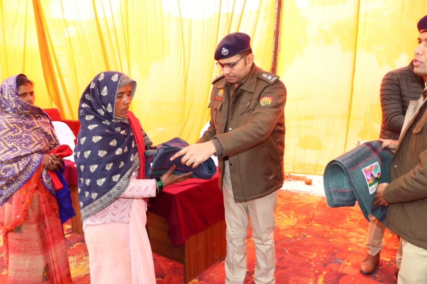 पुलिस अधीक्षक गोण्डा द्वारा थाना कोतवाली देहात में ग्राम प्रहरियों के साथ सम्मेलन आयोजित, कंबल एवं टॉर्च का किया गया वितरण।