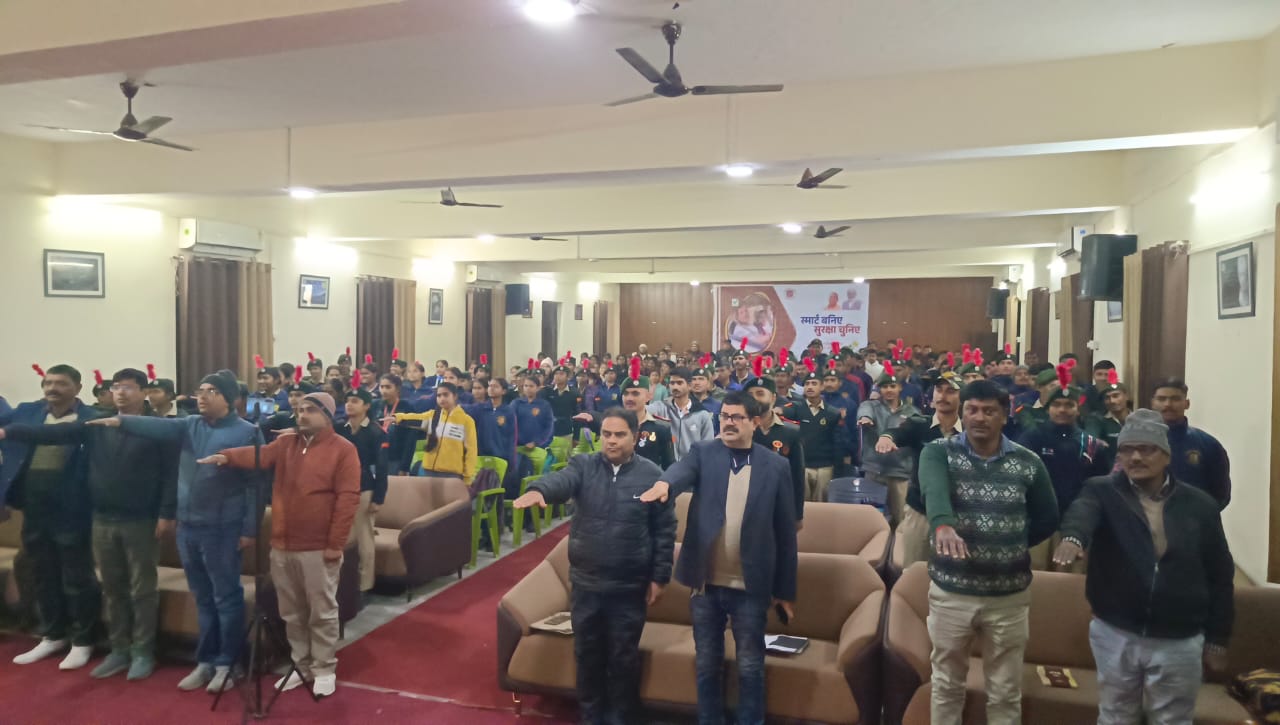 जिलाधिकारी ने कॉलेज में सड़क सुरक्षा की शपथ दिलाई, नियमों के पालन का दिया सन्देश 