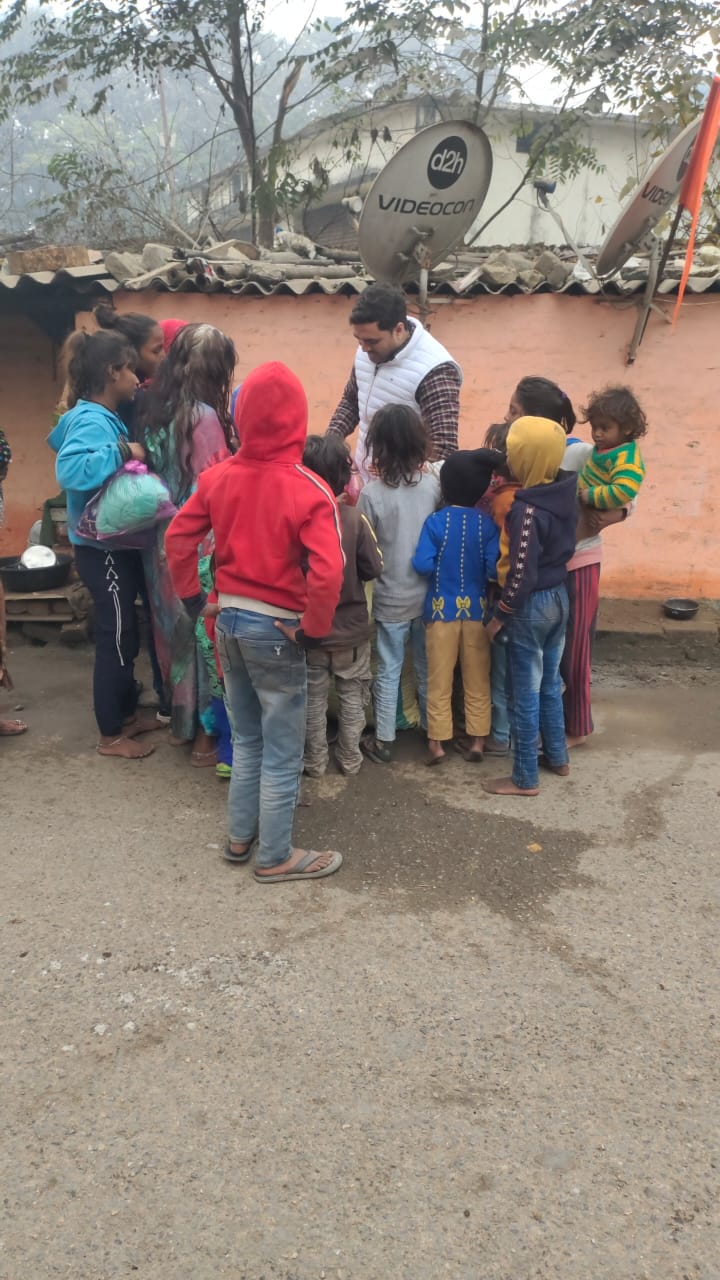 परमात्मा सेवा कल्याण ट्रस्ट के मनीष ने खोला निशुल्क कपड़ा बैंक।