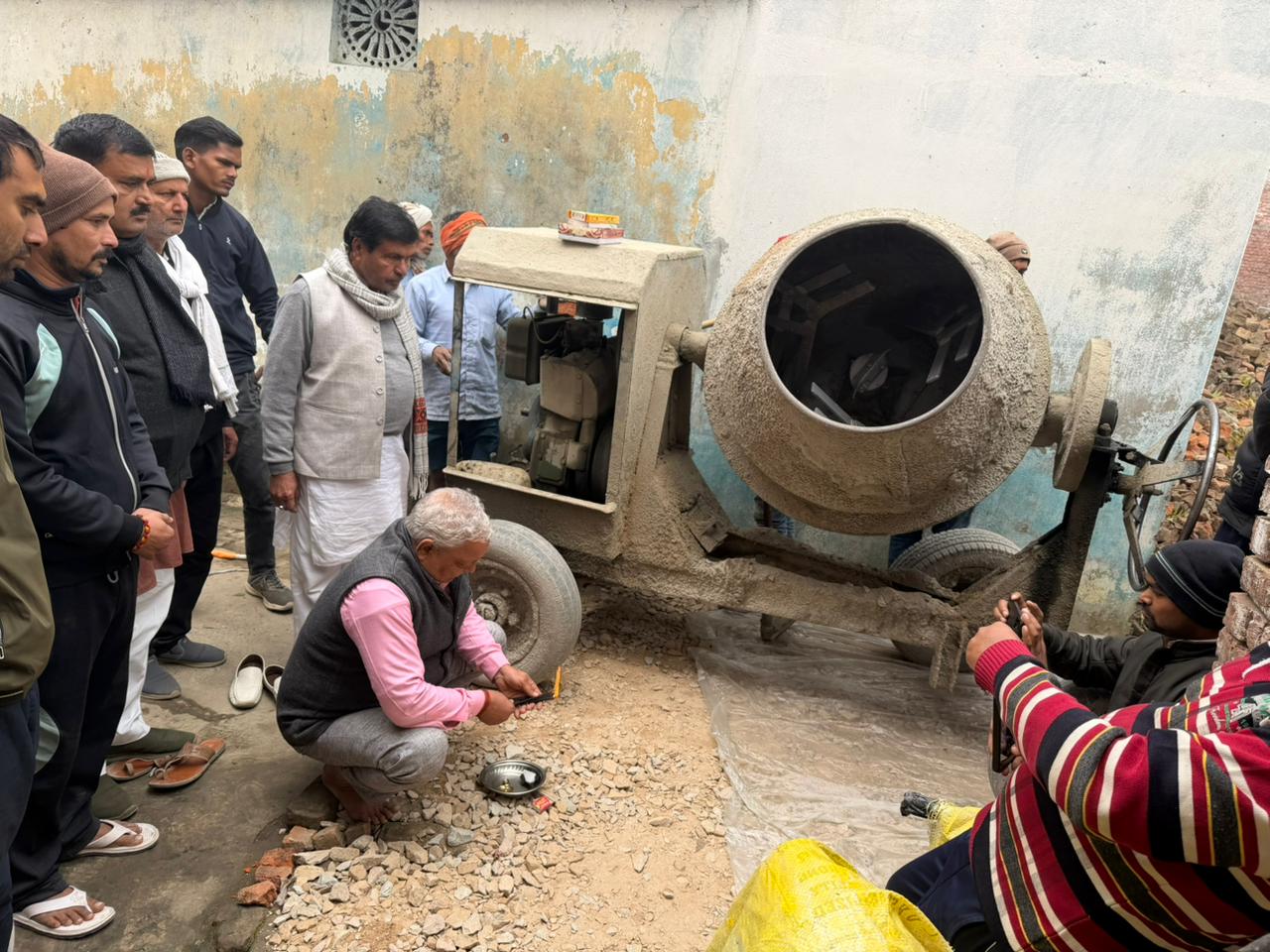 माडापार में सड़क निर्माण कार्य शुरू, 10 लाख से बदलेगा गांव का स्वरूप