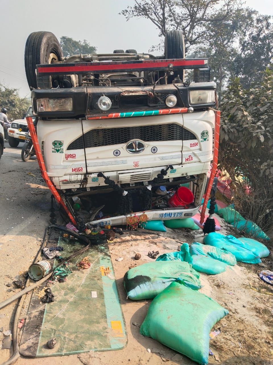 कुसम्ही बाजार के पास चावल से लदी ट्रक पलटी, बड़ा हादसा टला