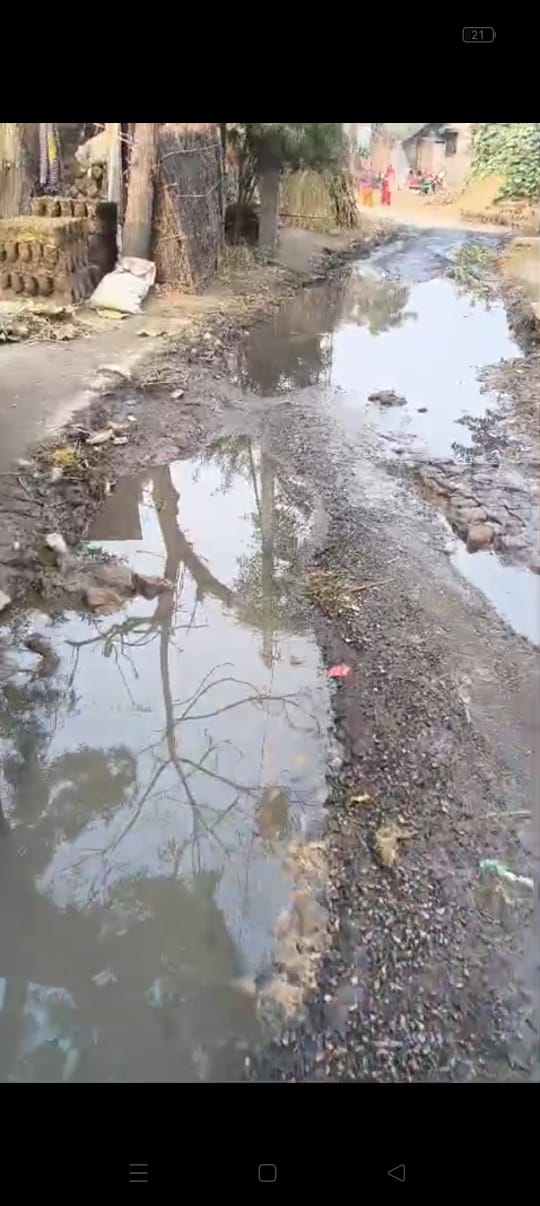  का गंदा पानी सड़क पर बहा, नथुवा की मुख्य सड़क गड्ढों में तब्दील