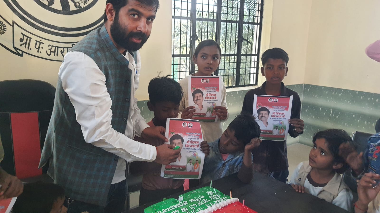 सपा के वरिष्ठ नेता शिवपाल यादव का मनाया गया जन्मदिन।