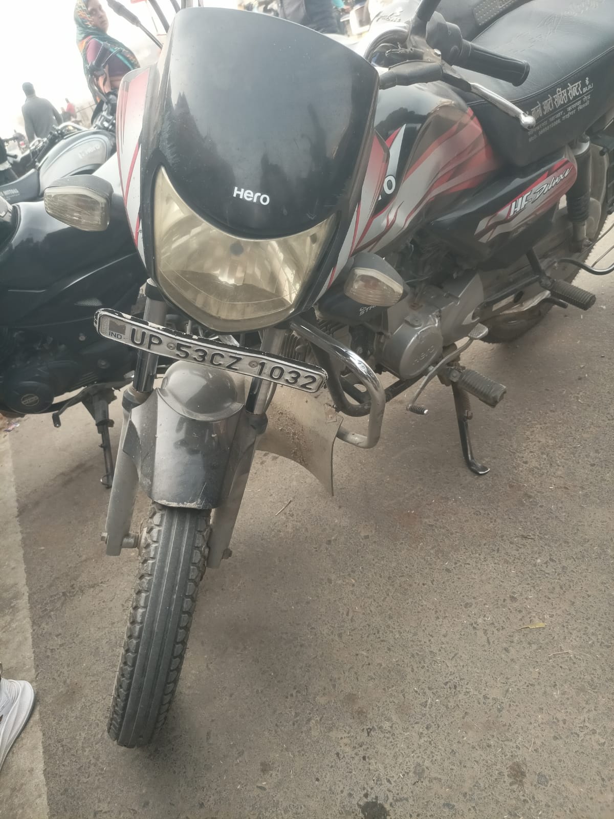 डम्फर कार में टक्कर मारी एवं कार ने दो बाइकों में मारी टक्कर,तीन घायल।