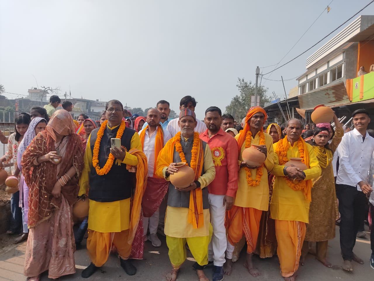 श्री श्री शतचंडी महायज्ञ हुआ शुरू,कलश यात्रा निकाली गई।