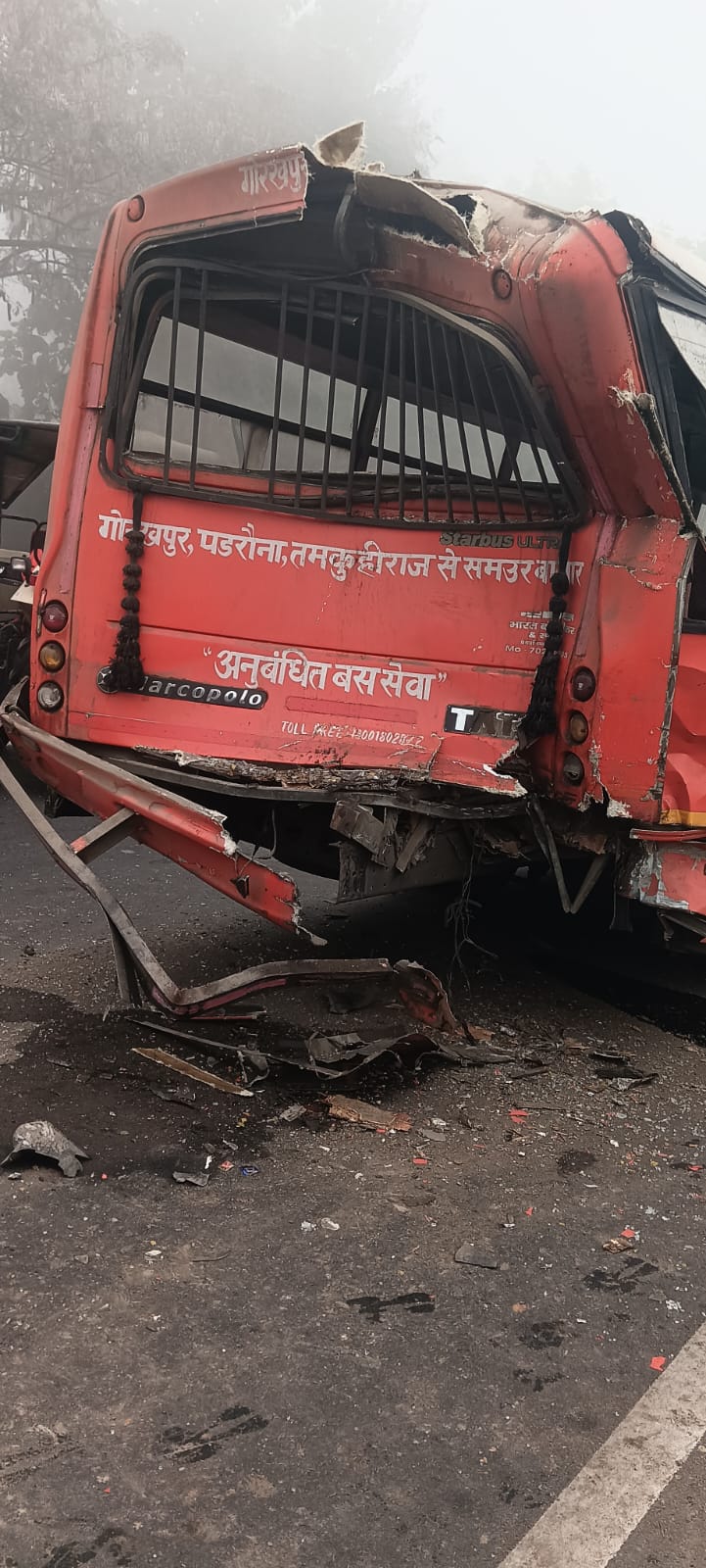 कुहासे में फोरलेन पर भीषण टक्कर, पाँच वाहन आपस में भिड़े, दर्जनों यात्री घायल