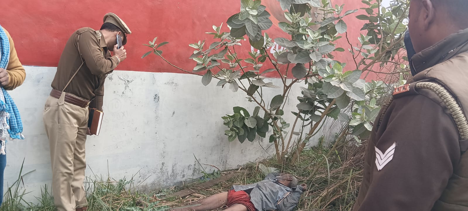 फोरलेन किनारे झाड़ियों में मिला अज्ञात बुजुर्ग का शव, इलाके में सनसनी