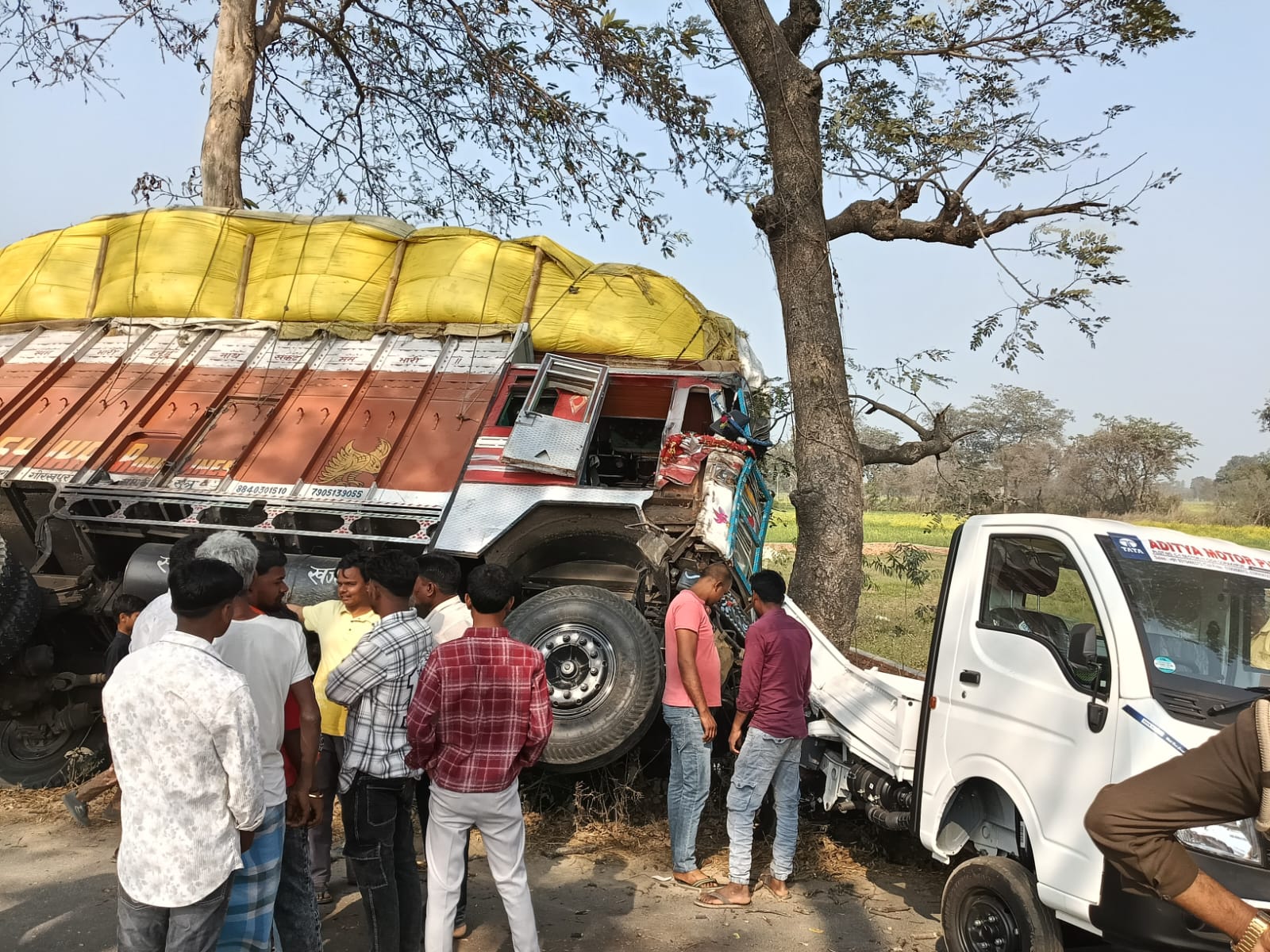 अनियंत्रित भूसी लदे ट्रक ने मचाया कहर, तीन वाहनों को रौंदा; एक चालक घायल